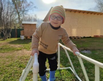 Дверь с наклейкой